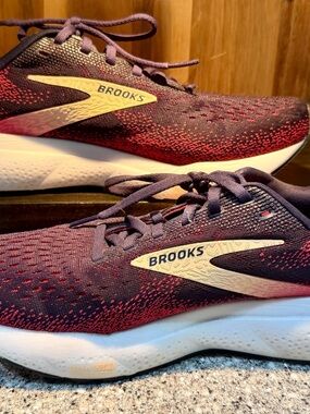 Brooks Ghost 16 - Women 9 Like New !!